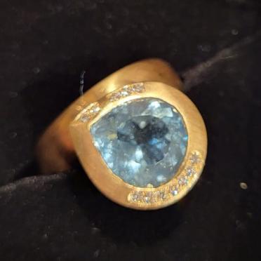 Ring mit Aquamarin und Diamanten